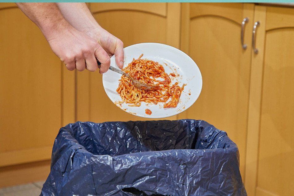 Jedes Jahr schmeißt jeder Bürger in Deutschland - rechnerisch - 75 Kilo Lebensmittel auf den Müll.
