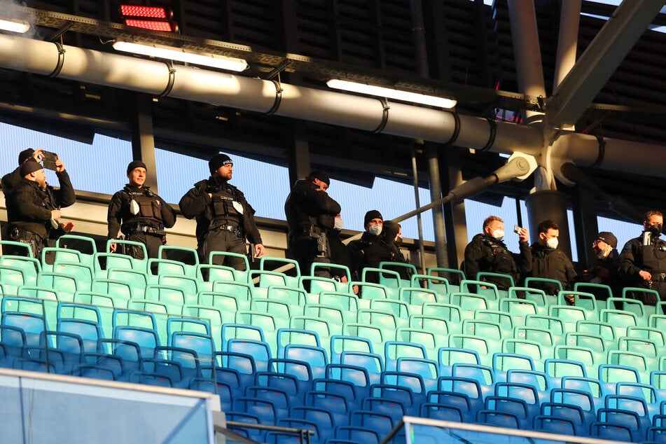 Polizeikräfte, Sportvorstand und Balljungen: So sehen aktuell die Zuschauer in der Red Bull Arena aus.
