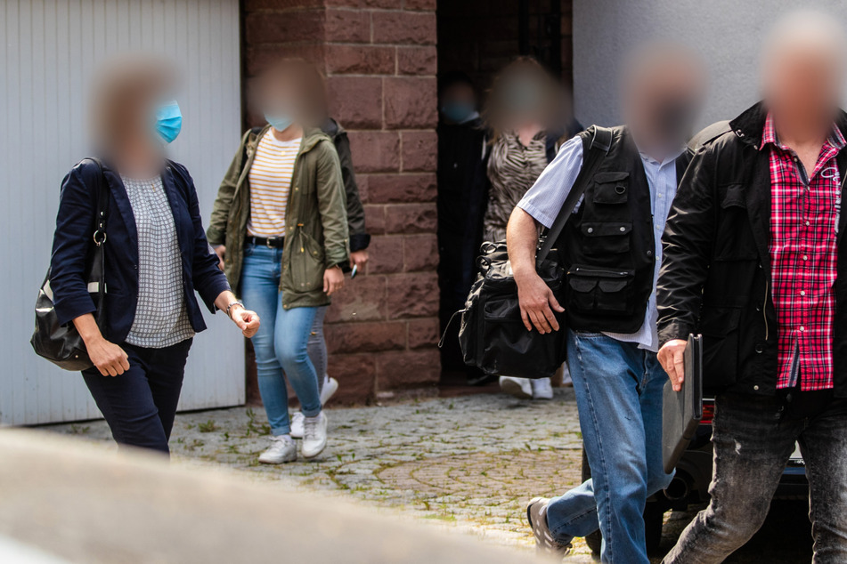 Polizeibeamte verlassen das Haus von Kabarettist Christoph Sonntag. Die Staatsanwaltschaft hat ihre Ermittlungen gegen Sonntag ausgeweitet.
