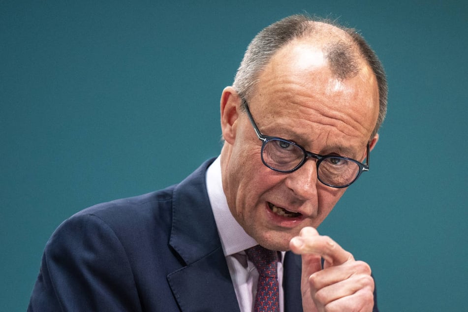 CDU-Chef Friedrich Merz ist am Mittwoch bei seiner Rede auf der Grünen Woche unsanft von Mitgliedern der "Letzten Generation" unterbrochen worden.