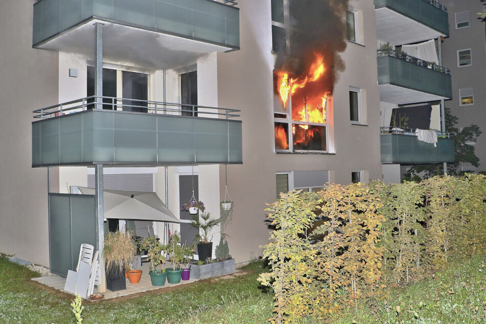 Eine Wohnung in einem Mehrfamilienhaus in Stuttgart-Giebel ist ausgebrannt. Ein. Mann starb in den Flammen.
