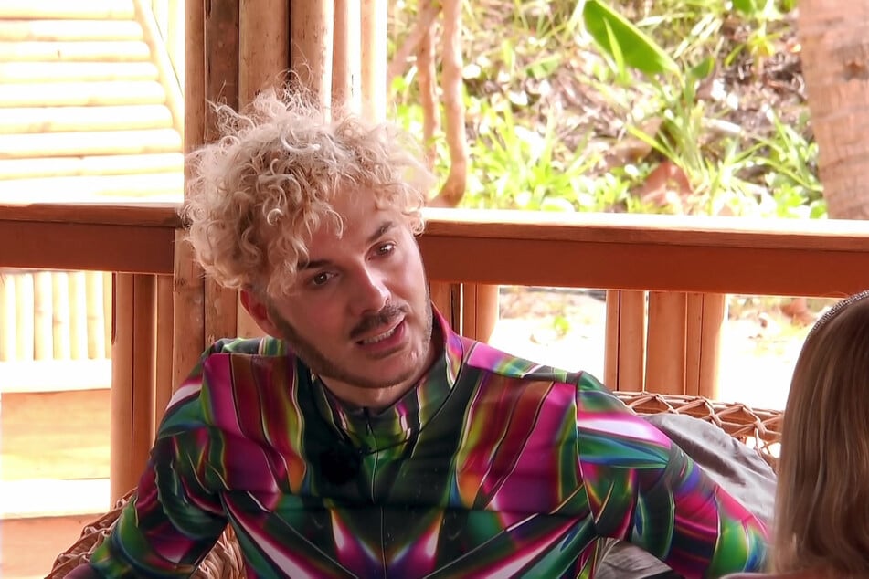Sam Dylan fühlt sich in seinem Anzug "wie ein Power-Ranger".