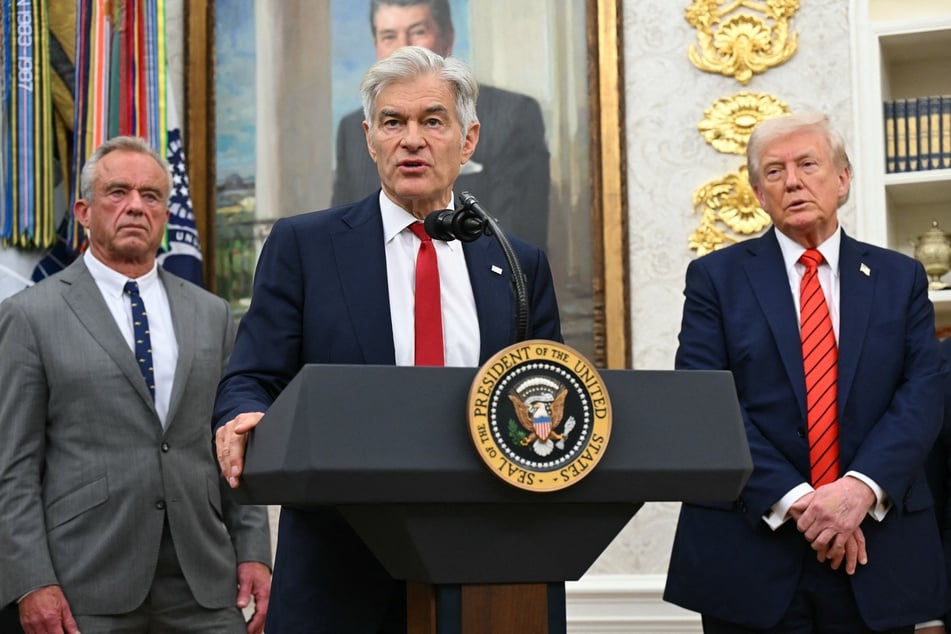 Medicare & Medicaid Services Administrator Mehmet Oz (c.) speaks as President Donald Trump (r.) and Health Secretary Robert Kennedy Jr. (l.) listen in the Oval Office of the White House.