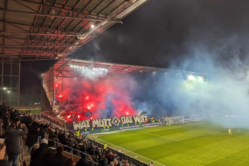 Zu viel Pyrotechnik verzögert den Anpfiff der zweiten Halbzeit.