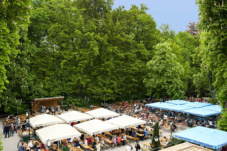 Klassischer Bierbänke in der Hirschau sorgen für das richtige Feeling beim Public Viewing zur EM 2024.