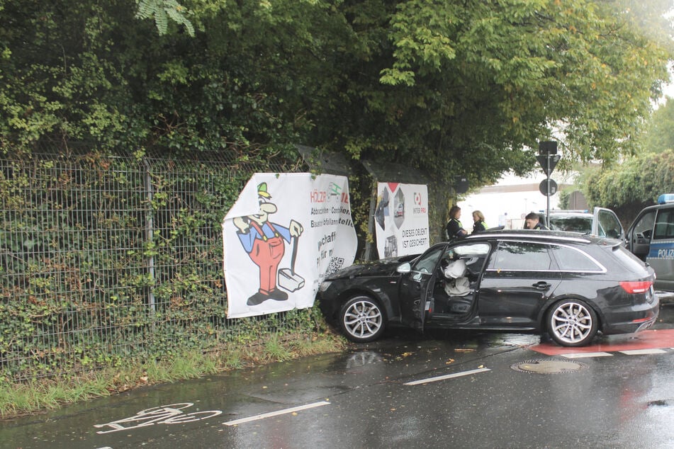 Ihren Fluchtwagen ließen die beiden Insassen nach dem Zusammenprall mit einem Zaun in Bergisch Gladbach zurück.