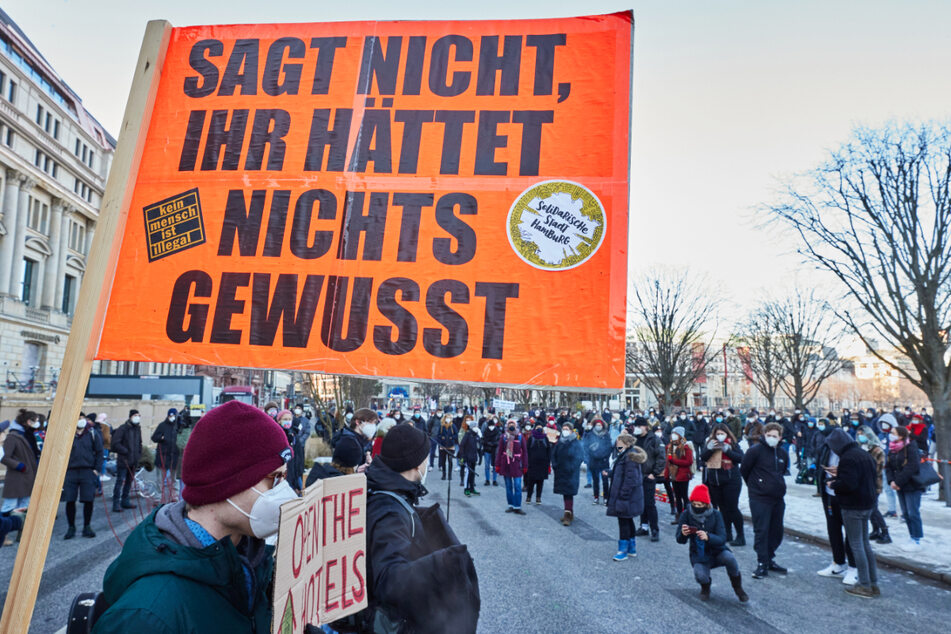 Mehrere Hundert Menschen demonstrierten in Hamburg für die Unterbringung von Obdachlosen in Hotels.