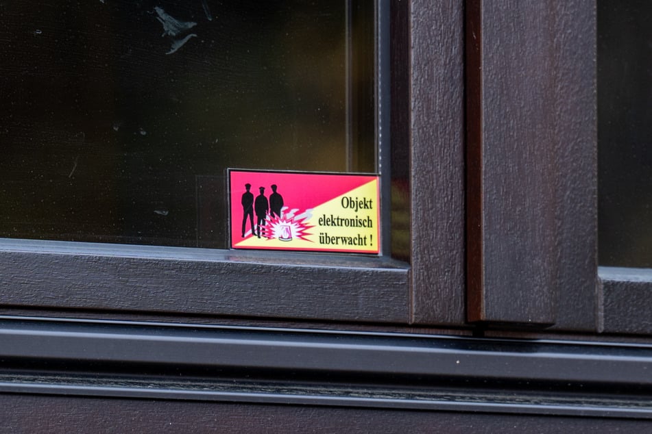 Viele Anwohner haben ihre Häuser mit Alarmanlagen gesichert.