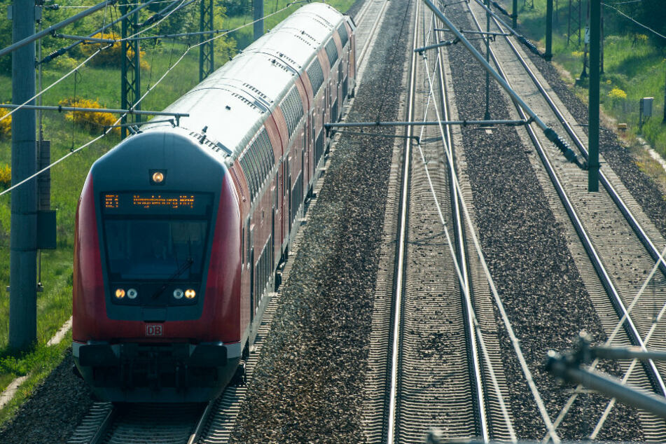 Der Regionalexpress RE 1 fährt in Richtung Berlin. (Archivbild)