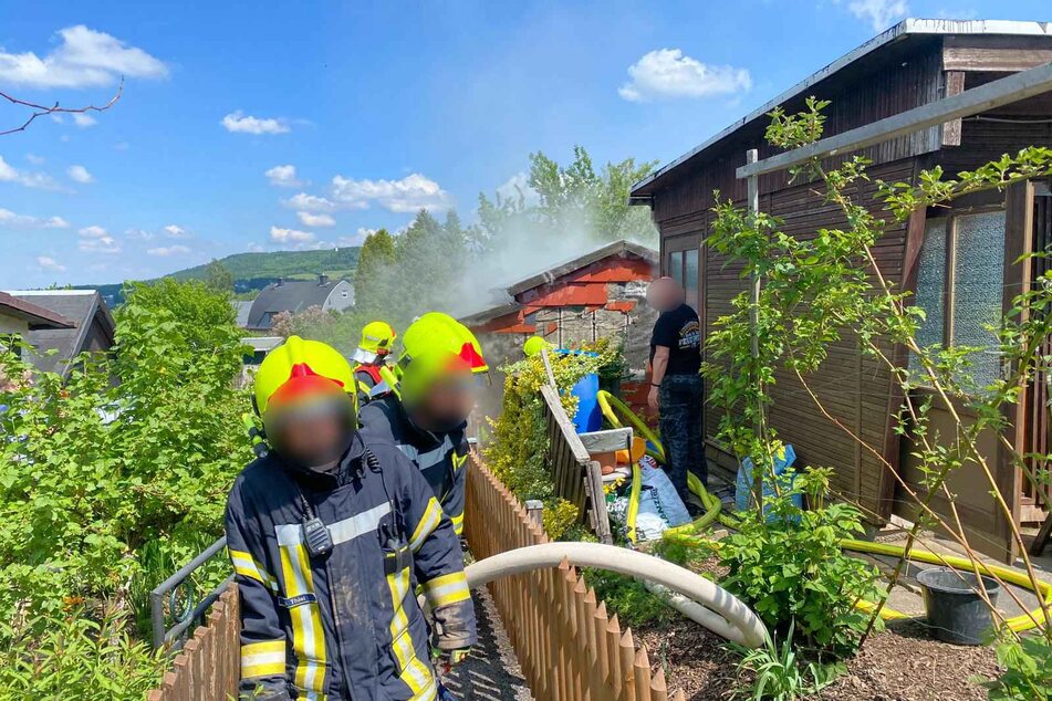 Feuerwehreinsatz in der Gartenanlage "Immergrün" in Annaberg-Buchholz: Ein Gartenbesitzer entzündete versehentlich seine Laube mit einem Unkrautbrenner.