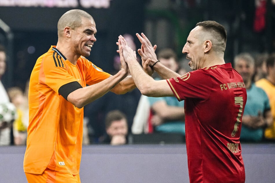 Nach dem Match ist vor dem Feiern: Madrids Pepe (42, l.) und Münchens Franck Ribery (41) zollen sich gegenseitig sportlichen Respekt.