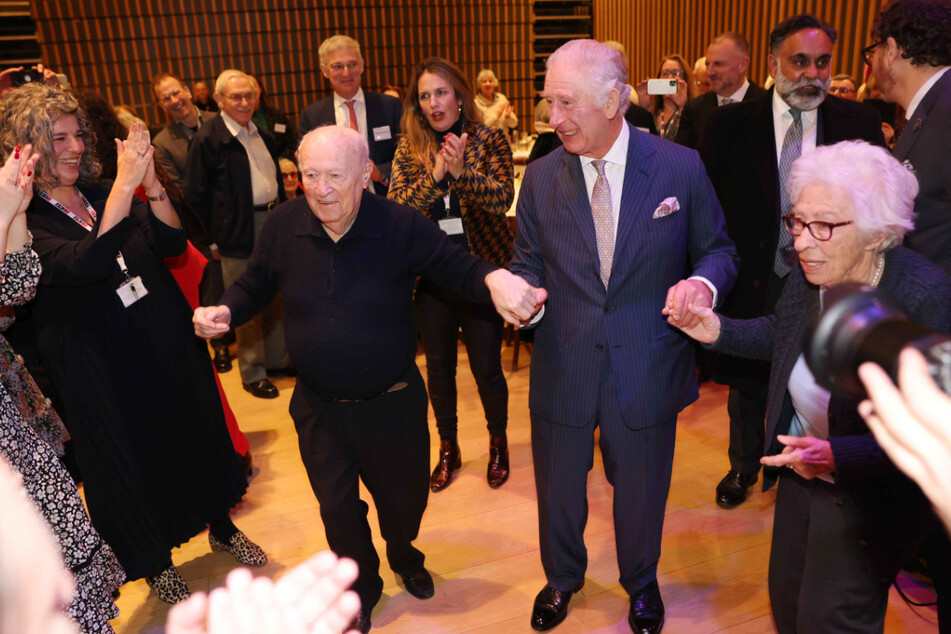 Bei einem Besuch des jüdischen Gemeindeszentrums JW3 in London schwang Königs Charles III. das Tanzbein mit Senioren.
