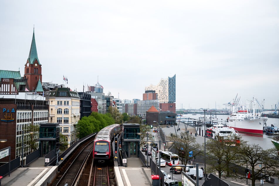 Zwischen den Haltestellen St. Pauli und Rathaus müssen die Hamburger statt mit der U-Bahn in der nächsten Zeit mit Bussen fahren. (Symbolbild)