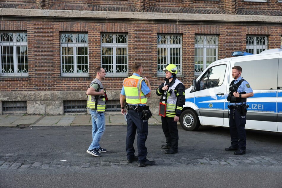 Die Einsatzkräfte sprachen sich ab, um den Verletzten aus dem Gebäude zu bergen.