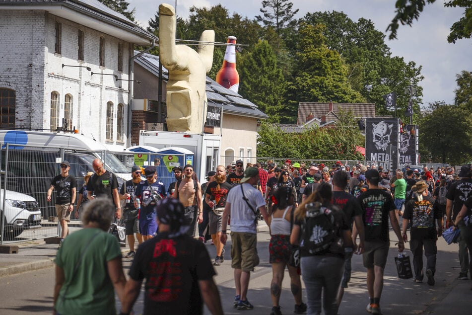 Auch in der Ortsmitte von Wacken tummelten sich am Dienstag bereits zahlreiche Festivalbesucherinnen und -besucher.