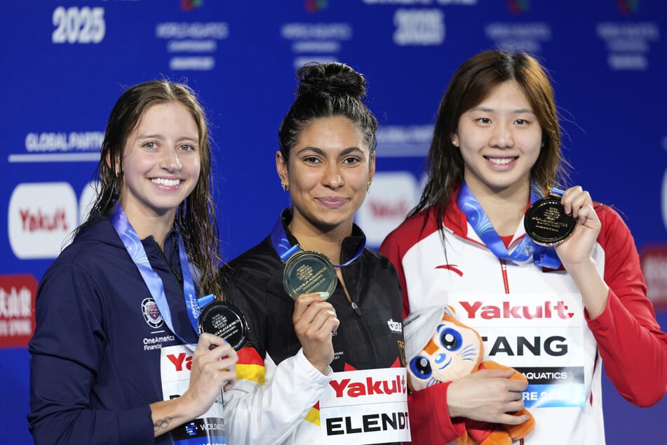 Anna Elendt (23, M.) freut sich über Gold bei der Schwimm-WM!