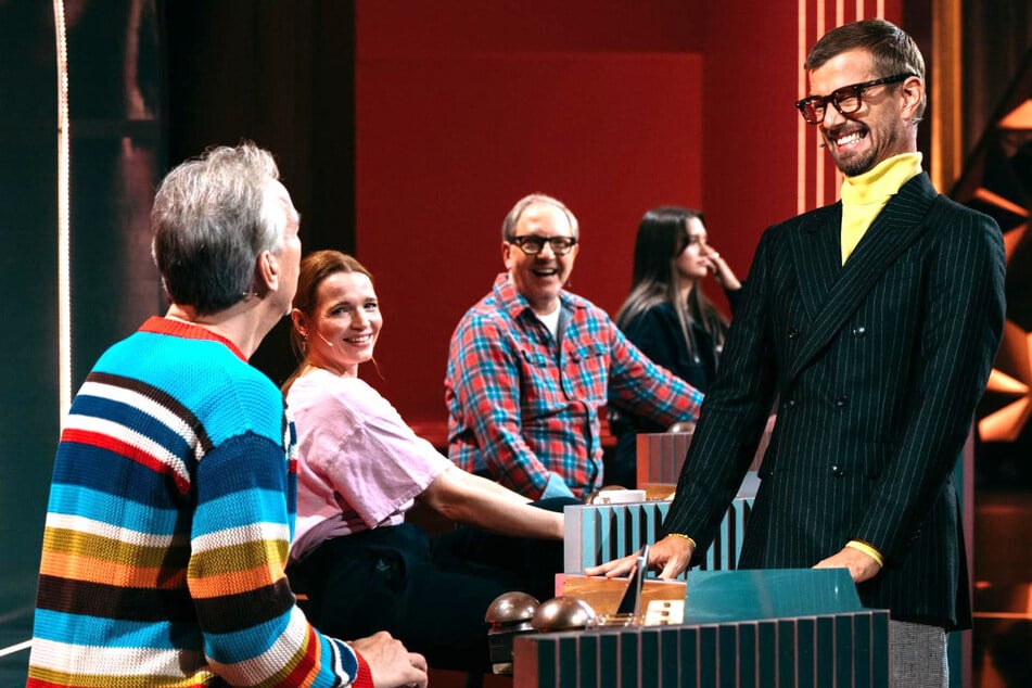 Olli Schulz (52, v.l.), Karoline Herfurth (41), Olli Dittrich (68) und Wildcard-Kandidatin Elmas (23) machten sich auf, Joko Winterscheidt (46, r.) die Show zu stehlen.