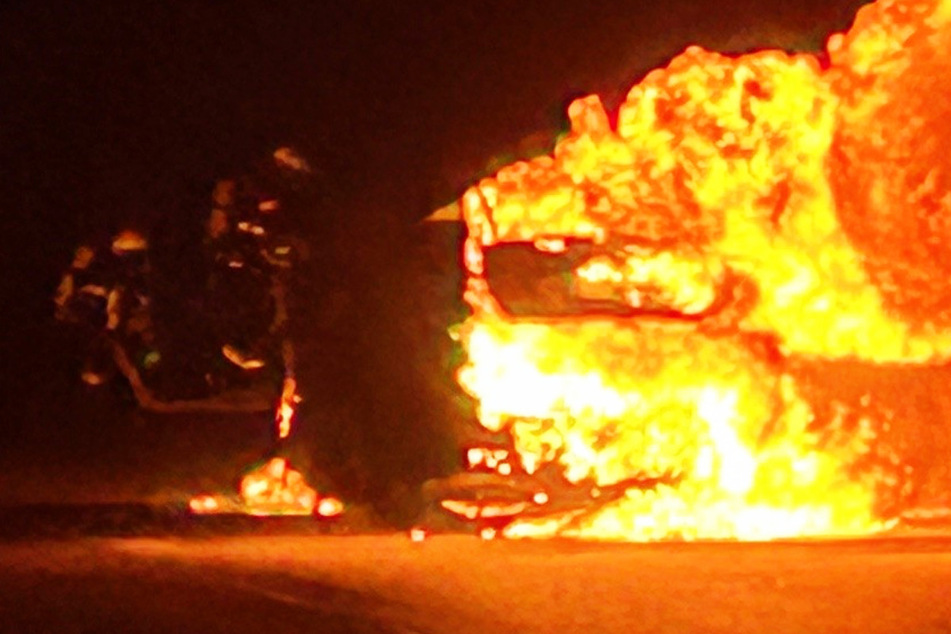 Ein Auto wurde ein Raub der Flammen: Infolge des Brands wurde die B9 bei Schwegenheim unweit von Speyer voll gesperrt.