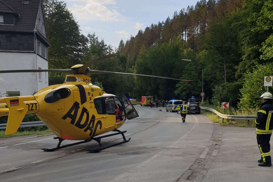 Ein Rettungshubschrauber im Märkischen Kreis hatte die schwer verletzte Motorrad-Fahrschülerin am Donnerstag in eine Klinik geflogen.
