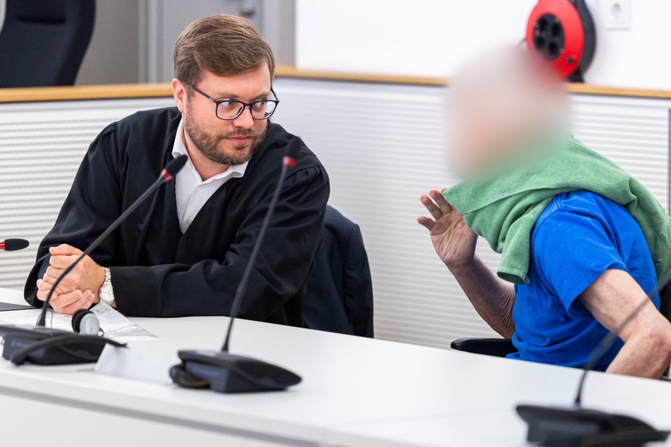 Rentner erdrosselt Partnerin (†62) mit Gürtel - So lange muss er in der Knast