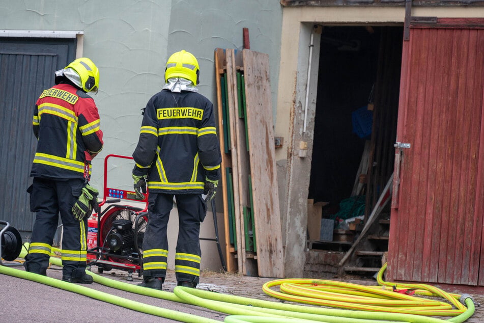 Die Feuerwehr kontrollierte abschließend die Scheune, um mögliche noch unentdeckte Glutnester auszuschließen.