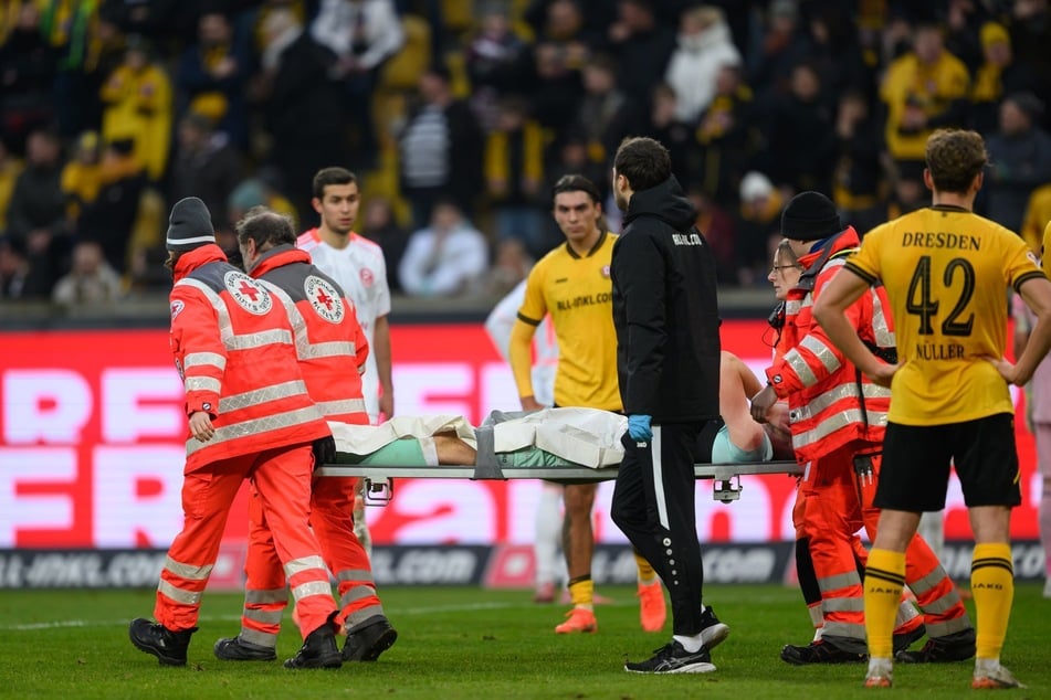 Dynamo-Keeper Lennart Grill (26) musste auf einer Trage vom Platz gebracht werden.
