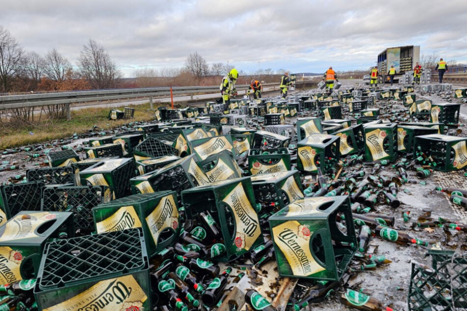 Rund 400 Bierkisten lagen auf der Bundesstraße verteilt.