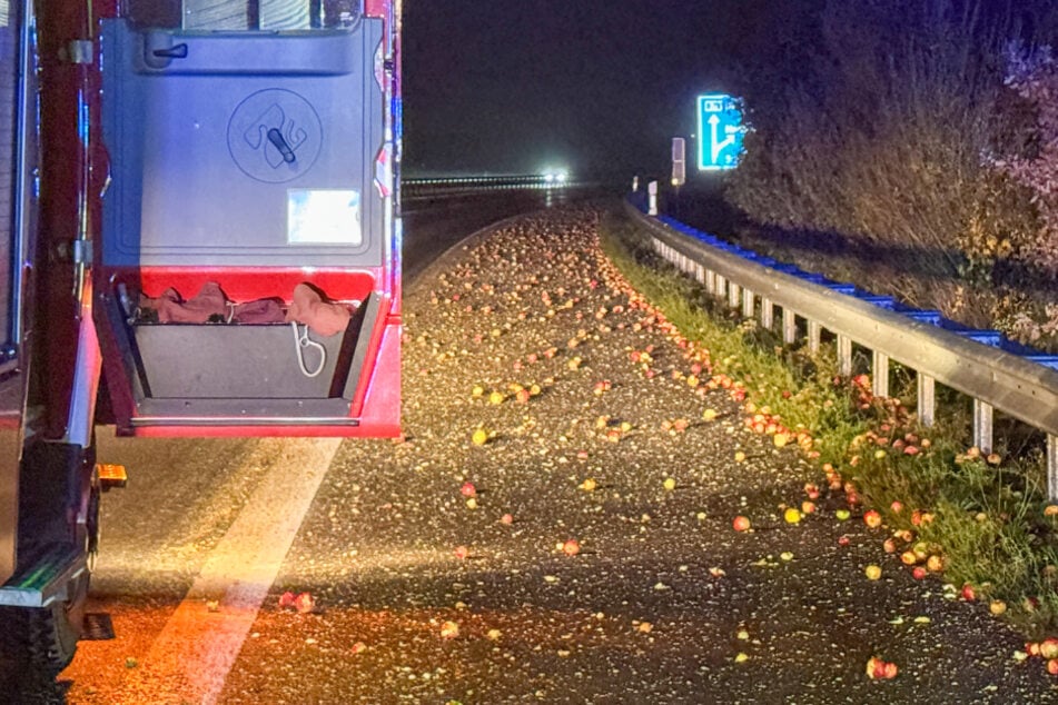 Die A26 bei Jork ist mit Tausenden Äpfeln übersät. Polizei und Feuerwehr sind im Einsatz.