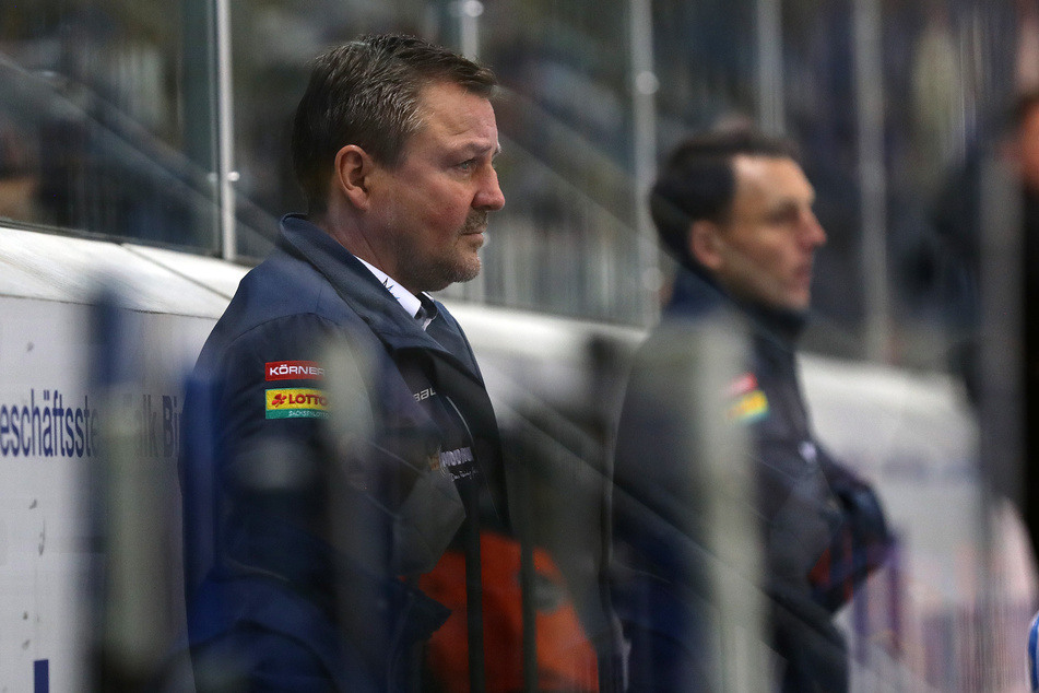 Eislöwen-Trainer Andreas Brockmann (54, l.) ist trotz der Ergebnisse nicht zufrieden.