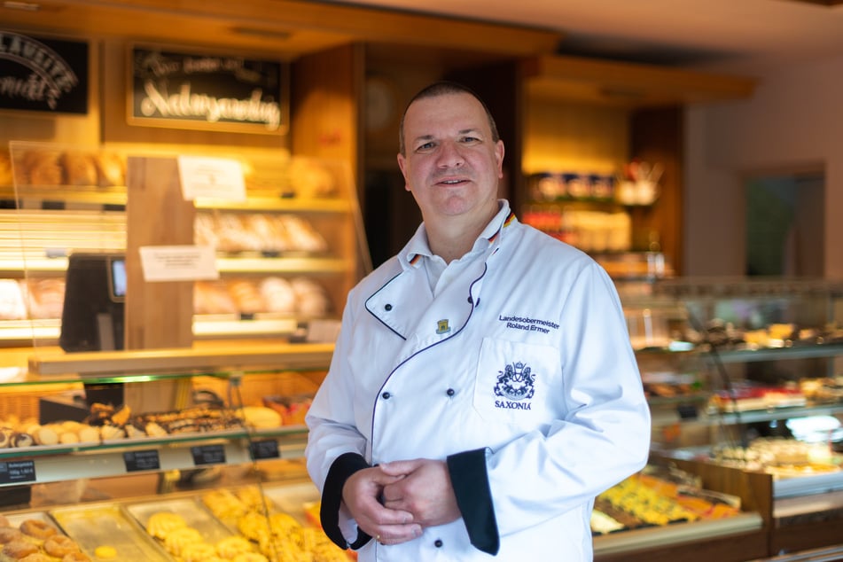 Roland Ermer, Bäckermeister und Präsident des Sächsischen Handwerkstages, steht im Laden seiner Bäckerei in Bernsdorf.