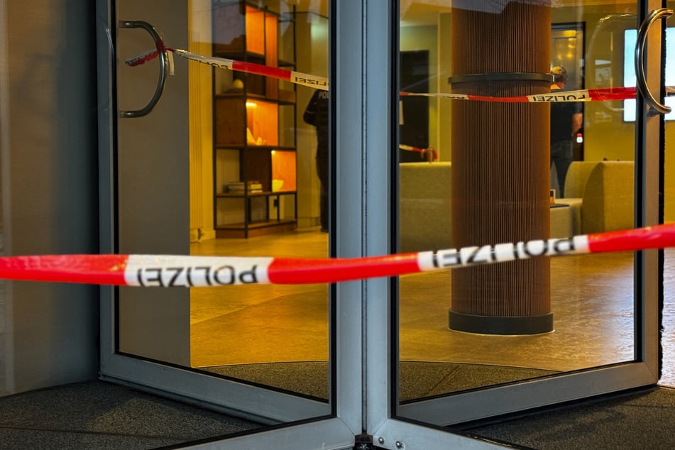 Die Drehtür zum Hotel wurde nach der Tat von der Polizei abgesperrt.