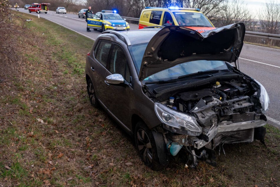 Peugeot kommt von Fahrbahn ab und fährt Verkehrsschild um