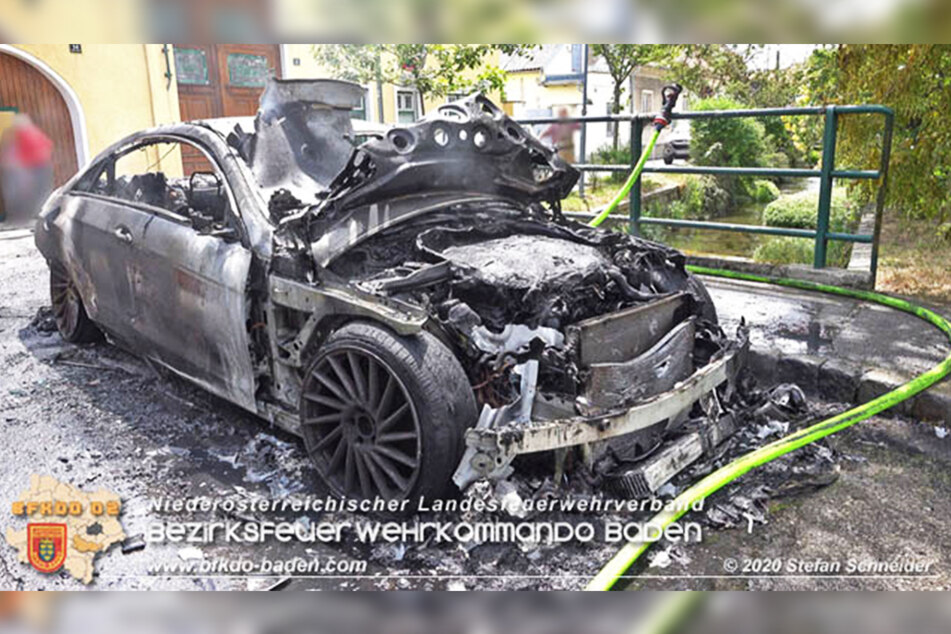 Vom Luxusauto blieb nur ein Wrack.