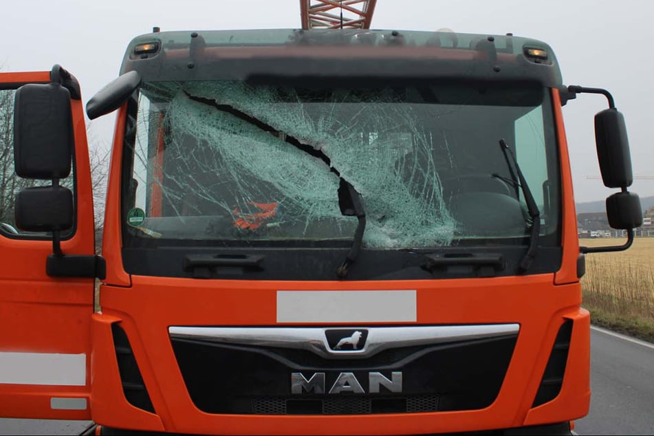 Im Kreis Düren wurde am Montagmorgen ein Lkw von einem "fliegenden" Heizkörper getroffen.