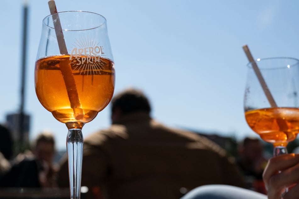 Beim Aperol Yoga soll das Getränk nicht einfach getrunken, sondern in die Yoga-Übungen eingebunden werden. (Symbolbild)