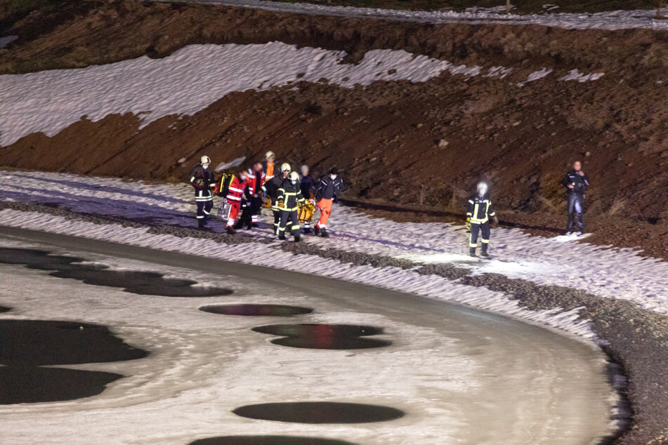 Drama auf zugefrorenem Teich: Frau bricht ein, Passanten hören Schreie und reagieren