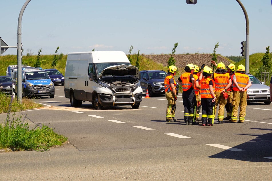 Während die Übung ganz in der Nähe stattfand, krachte es zwischen diesem Transporter und einem VW (nicht im Bild).