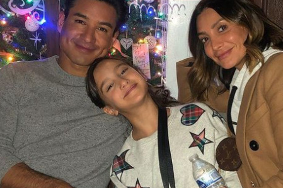 Mario Lopez (l.) smiles with his daughter, Gia (m.), and his wife, Courtney Mazza (r.).