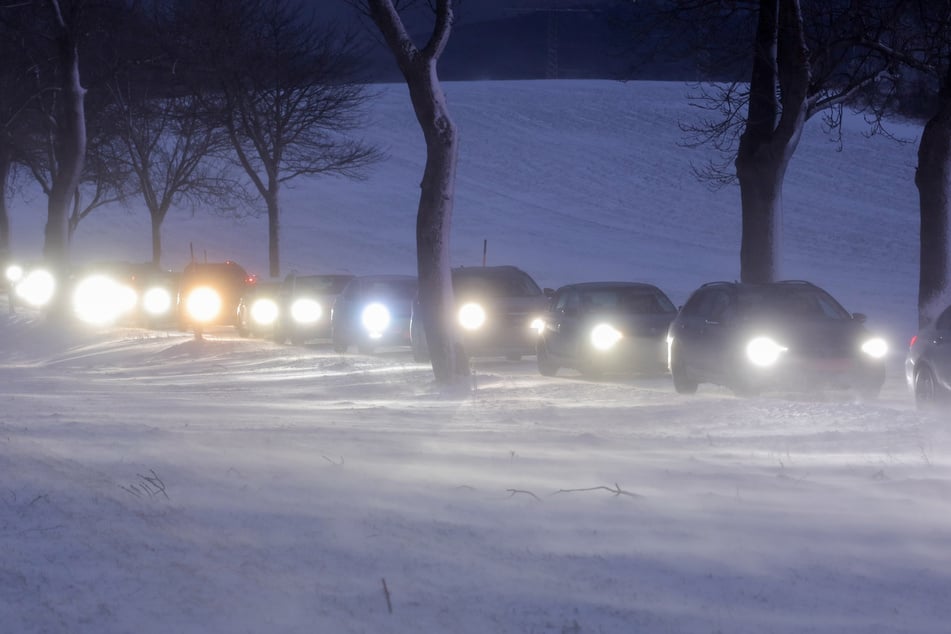 Schnee-Chaos im Erzgebirge! Auf der Scheibenberger Straße zwischen Crottendorf und Scheibenberg kam es zu einem kilometerlangen Stau.