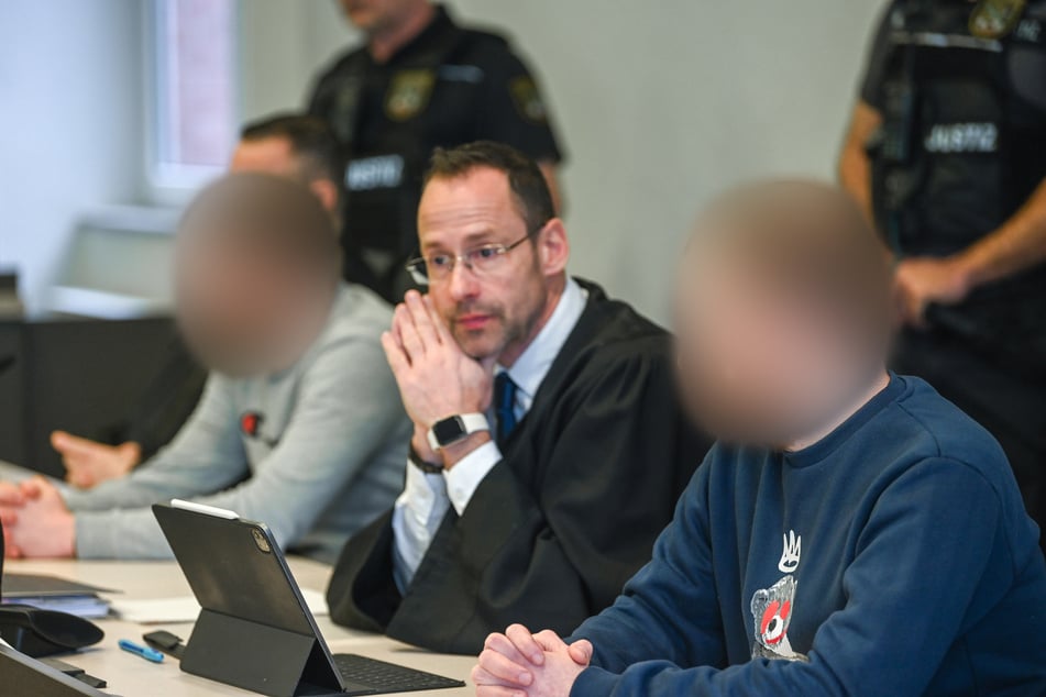 Die Beschuldigten Tom M. (33, r.) und Lucas L. (23) müssen sich wegen mehrfacher Brandstiftung vor dem Dessauer Landgericht verantworten.