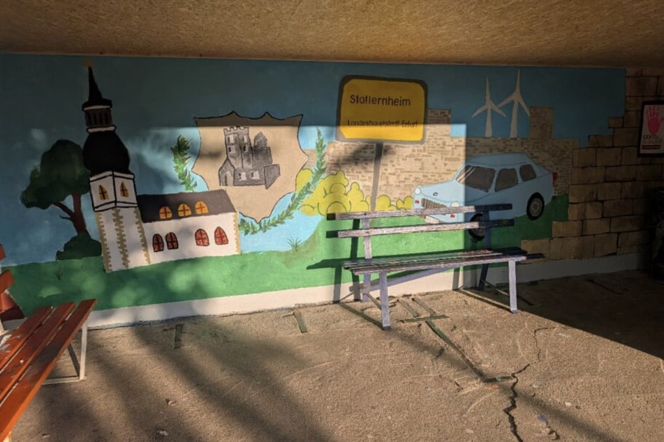 Schülerinnen und Schüler brachten ihre Ideen ein und verschönerten die ortsansässige Bushaltestelle der Grund- und Regelschule.