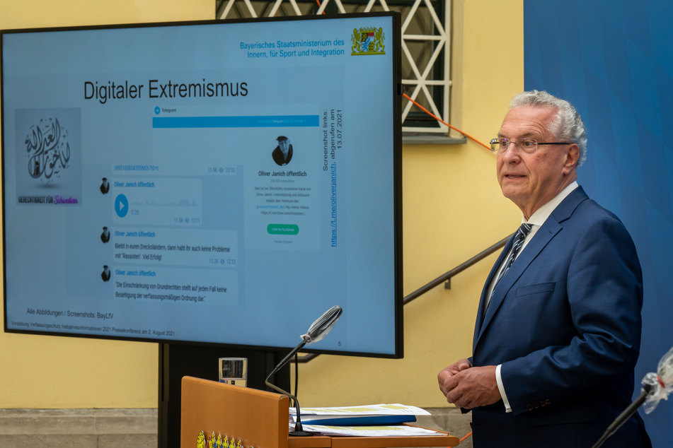 Bayerns Innenminister Joachim Herrmann (64, CSU) hat vor ungebremster Verbreitung von Extremismus in Internet und sozialen Medien gewarnt.