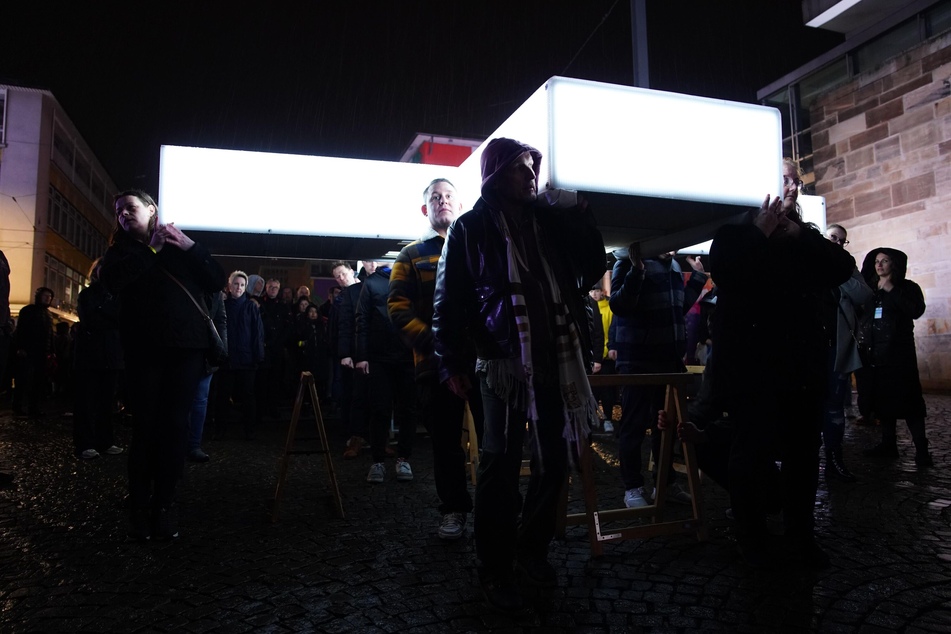 Dutzende Menschen trugen am Mittwochabend ein sechs Meter großes Lichtkreuz durch die Straßen von Kassel.