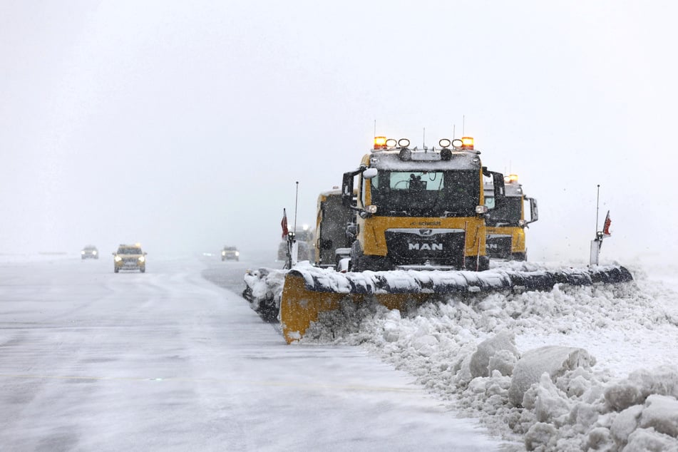 Der Winterdienst sei seit Donnerstagabend durchgehend im Einsatz, hieß es.
