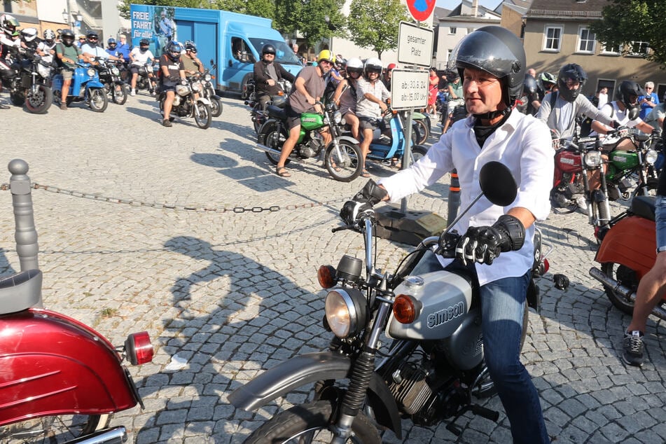 Thüringens AfD-Chef Björn Höcke (53) wehrt sich gegen die Kritik für die Vereinnahmung der jüdischen Marke Simson. (Archivbild)