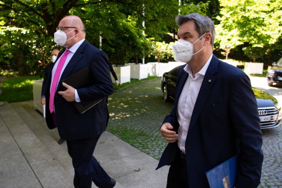 Markus Söder (54, r., CSU), Ministerpräsident von Bayern, und Peter Altmaier (62, CDU), Bundeswirtschaftsminister, kommen nach einer Video-Schalte mit Vertretern von Unternehmen und Wissenschaft zu einer Pressekonferenz.