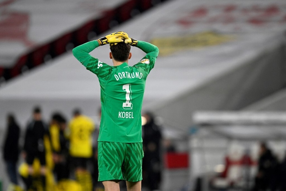 Schon wieder raus im Pokal: Dortmunds Gregor Kobel (26) kann es nicht fassen.