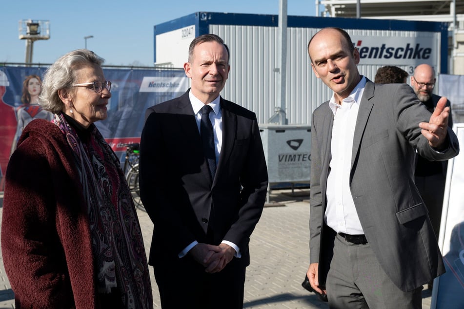 Gäste bei der feierlichen Eröffnung der Anlage waren auch Ursula Staudinger (65), Rektorin der TU Dresden, Bundesverkehrsminister Volker Wissing (54, parteilos) und "Brücken-Professor" Steffen Marx (55, v.l.).