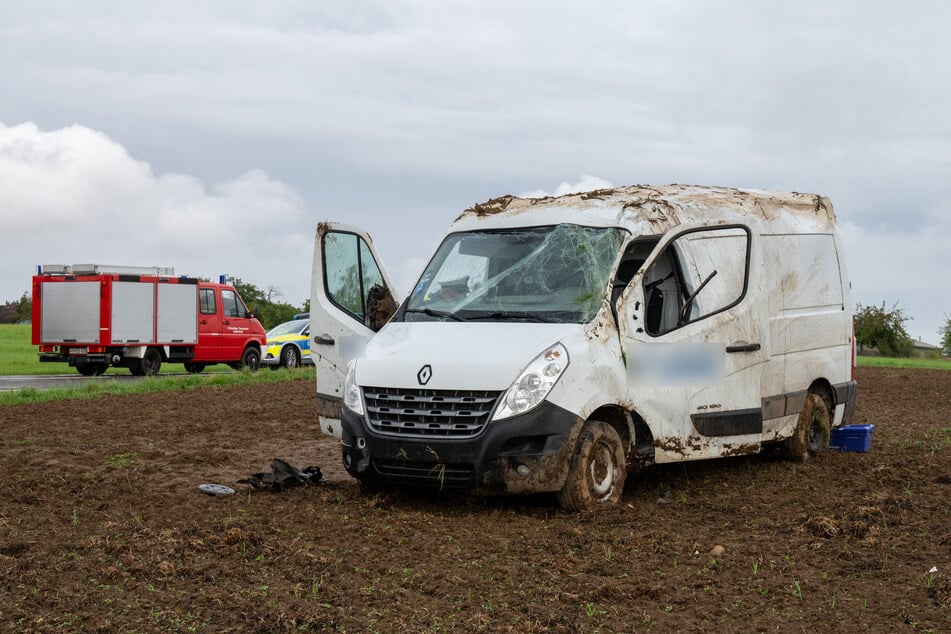Der Transporter kam völlig verbeult und verschlammt auf einem Feld zum Stehen. Die Fahrerin (41) überlebte den Unfall nicht.