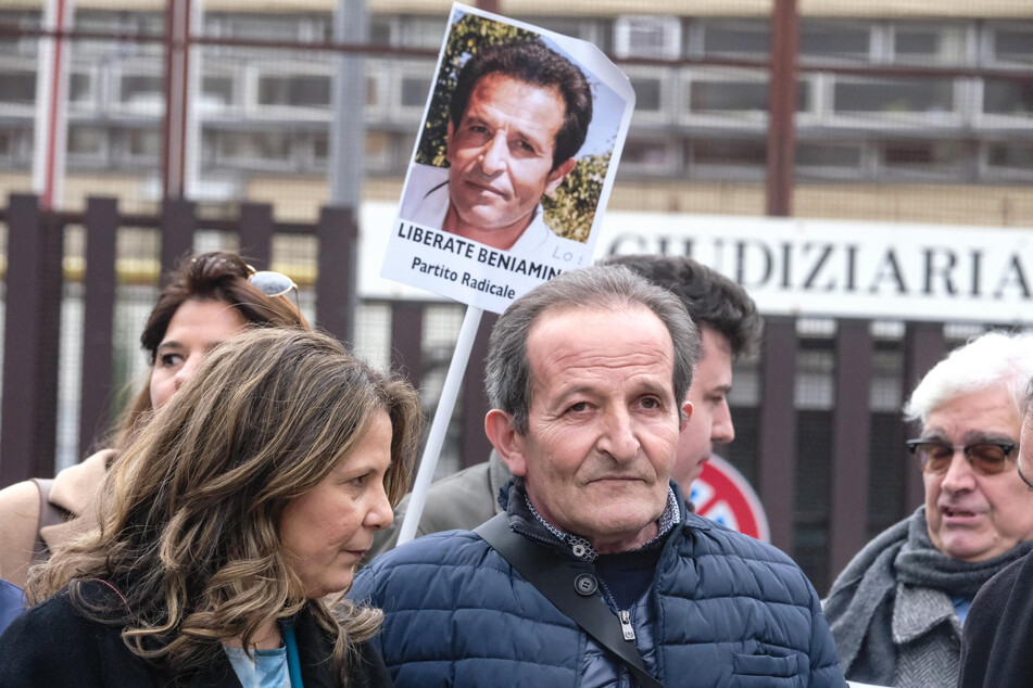 Beniamino Zuncheddu (58, M) vor dem Berufungsgericht in Rom, wo er auf das Urteil der Revision des Prozesses wartet, neben ihm Irene Testa von der Partito Radicale und der Bürgermeister von Burcei, Simone Monni.